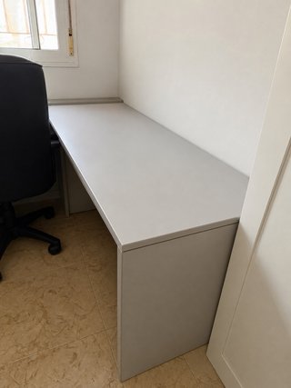Escritorio gris grande para oficina/estudio.