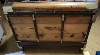 Baúl antiguo de madera y metal