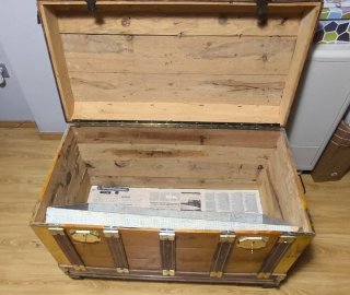 Baúl antiguo de madera y metal