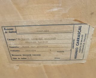Baúl antiguo de madera y metal