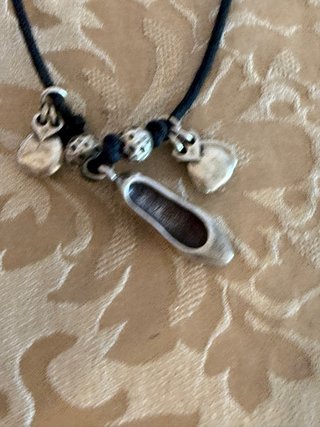 Collar con zapato y abalorios