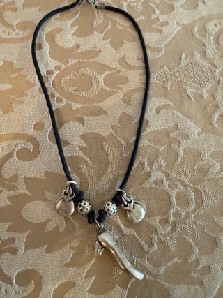 Collar con zapato y abalorios