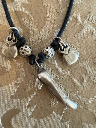 Collar con zapato y abalorios