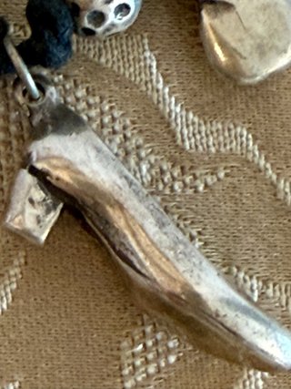 Collar con zapato y abalorios