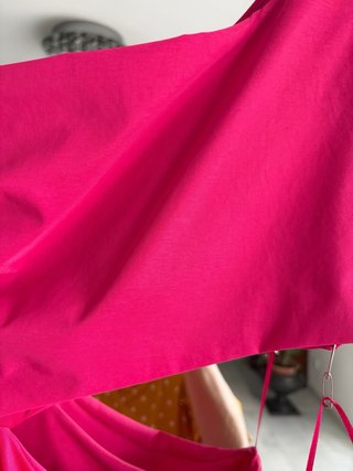 Vestido rosa asimétrico con abertura cut out