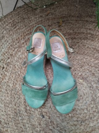 Cuñas Kanna ante y piel verde/plata