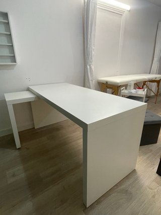 Escritorio blanco con cajón