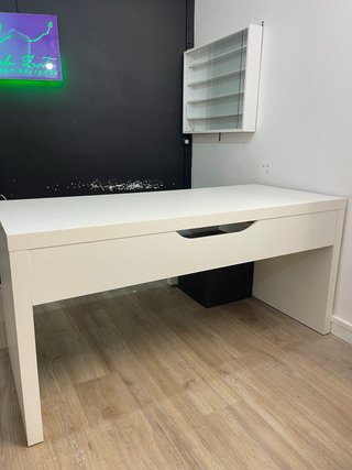 Escritorio blanco con cajón
