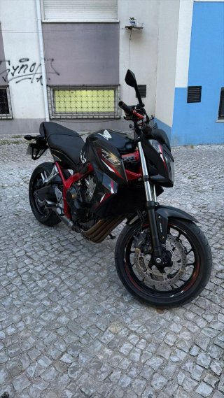 Honda CB650F Naked Preta e Vermelha
