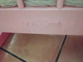 Cuna de muñeca rosa con corazón