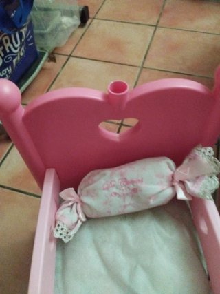 Cuna de muñeca rosa con corazón