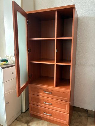 Mueble con puerta de cristal