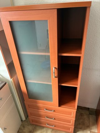 Mueble con puerta de cristal