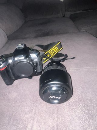 Nikon D70 con objetivo 55-200mm