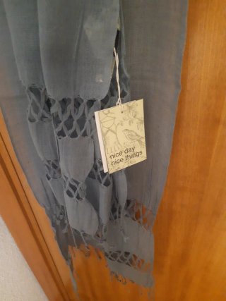 Pañuelo azul con detalles calados en los extremos