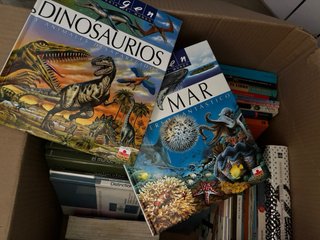 Caja con un conjunto de libros de temática variada