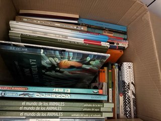 Caja con un conjunto de libros de temática variada