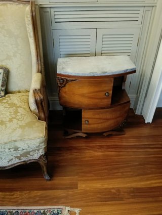 Mesa auxiliar antigua mármol puertas curvas