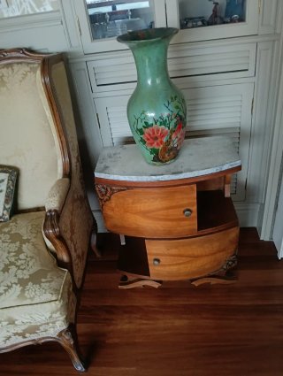 Mesa auxiliar antigua mármol puertas curvas