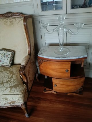 Mesa auxiliar antigua mármol puertas curvas