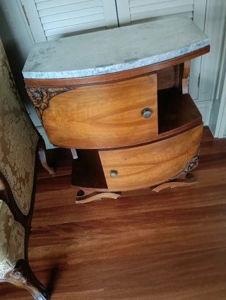 Mesa auxiliar antigua mármol puertas curvas