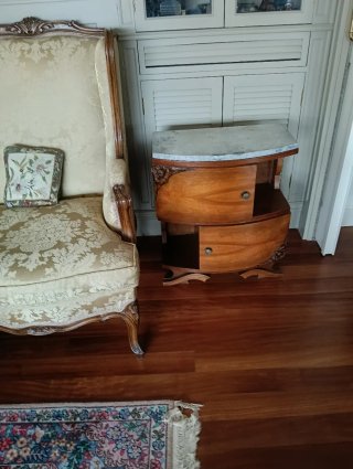 Mesa auxiliar antigua mármol puertas curvas