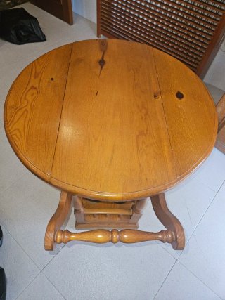Mesa auxiliar de madera con ruedas