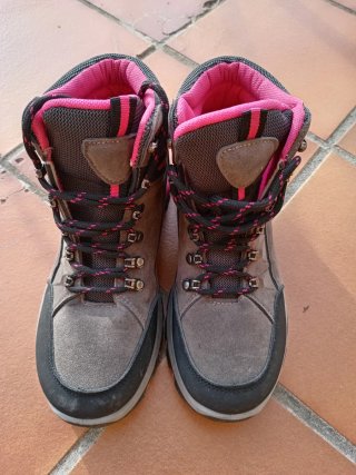 Botas de montaña grises y rosas, número 38.