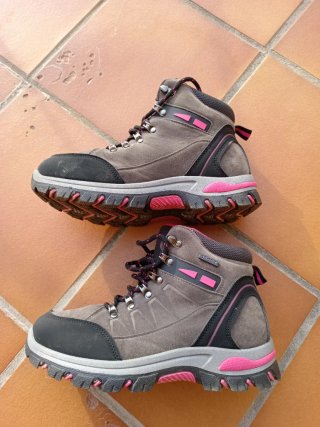 Botas de montaña grises y rosas, número 38.