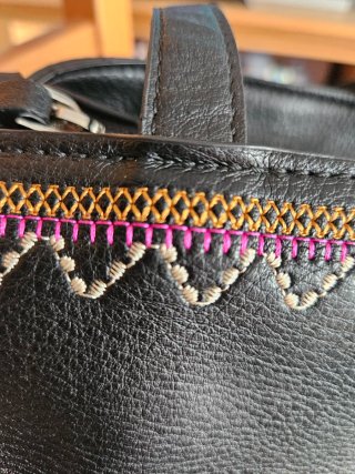 Bolso Negro Desigual Bordado Multicolor