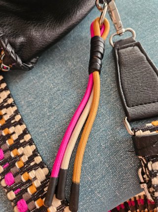 Bolso Negro Desigual Bordado Multicolor