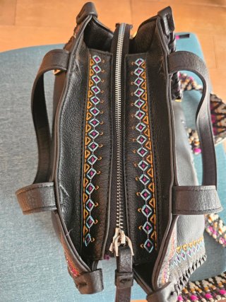 Bolso Negro Desigual Bordado Multicolor