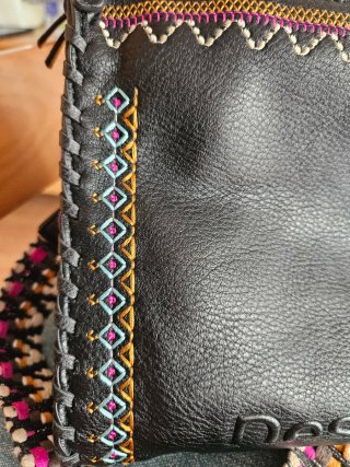 Bolso Negro Desigual Bordado Multicolor
