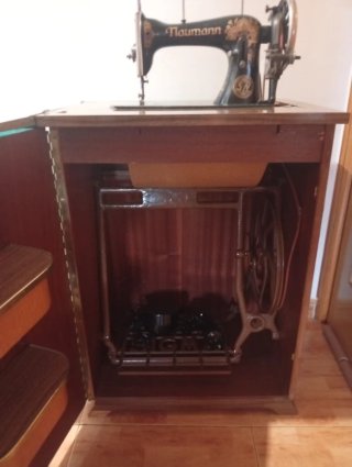 Máquina de coser antigua Naumann