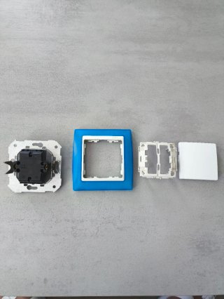 Interruptor de pared con marco azul marca simon