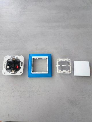 Interruptor de pared con marco azul marca simon