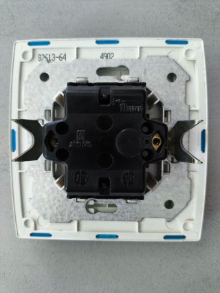 Interruptor de pared con marco azul marca simon