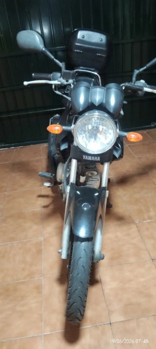 Yamaha Naked Negra