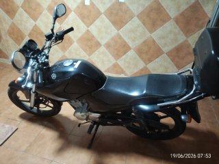 Yamaha Naked Negra
