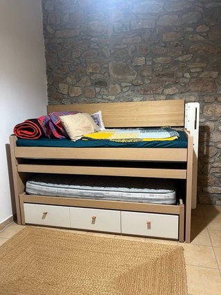Cama nido de madera con cajones y mesa extraible