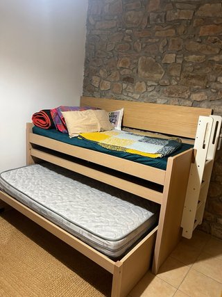 Cama nido de madera con cajones y mesa extraible