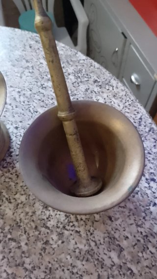 Mortero antiguo y campana de latón