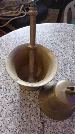 Mortero antiguo y campana de latón