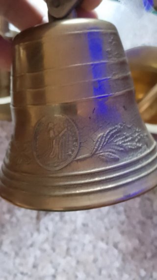 Mortero antiguo y campana de latón