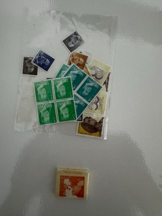 Lote de filatelia: álbum con sellos, y postales