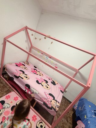 Cama infantil montesori con diseño de casita