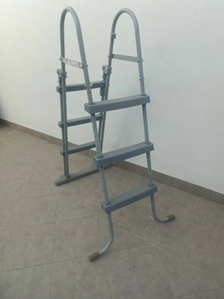 Escalera de piscina plegable