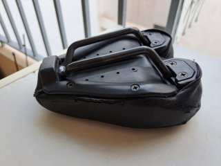Sillín anatomico de bicicleta negro.