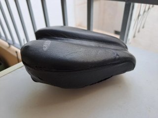 Sillín anatomico de bicicleta negro.