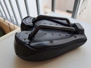 Sillín anatomico de bicicleta negro.